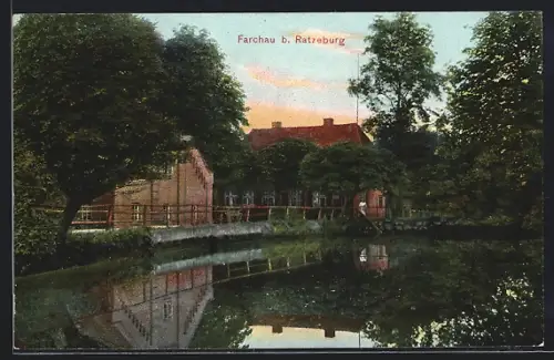 AK Farchau b. Ratzeburg, Teich mit Häusern im Hintergrund