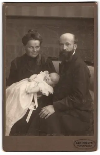 Fotografie Carl Schiewek, Nordhausen, Töpferstrasse 1, Familienporträt mit Baby, Mutterglück, 1908