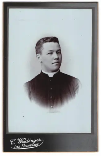 Fotografie C. Weidinger, Linz, Porträt eines jungen Geistlichen im Talar mit Collar