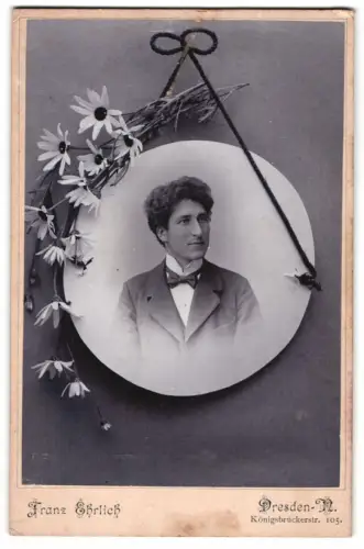 Fotografie Franz Ehrlich, Dresden, Königsbrückerstr. 105, Porträt eines Mannes mit Blumenverzierung
