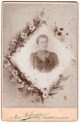 Fotografie Max Hoffmann, Pulsnitz, Bürgergarten, Porträt einer Frau mit floralem Rahmen, Passepartout
