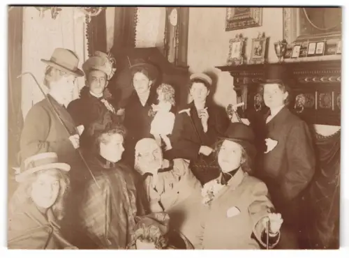 Fotografie unbekannter Fotograf und Ort, Gruppe von Faschingsgästen in Kostümen, mit Puppe