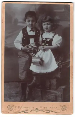 Fotografie F. Bastadin, Rheineck, Zwei Kinder in traditioneller Kleidung