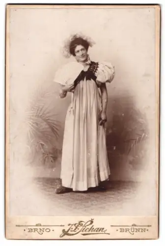 Fotografie J. L. Sichan, Brünn, Schmerlingstrasse 9, Dame im Kostüm mit Fächer