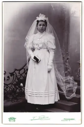 Fotografie C. Tschira, Mülhausen i. E., Bassinstr. 14, Porträt einer jungen Frau in festlicher Kleidung, Kommunion