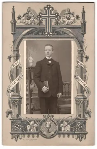 Fotografie unbekannter Fotograf und Ort, Junge in Anzug mit Buch zur Konfirmation