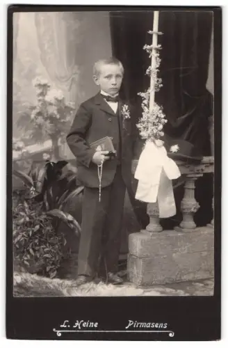 Fotografie L. Heine, Pirmasens, junger Knabe mit Kerze und Gebetsbuch, Kommunion