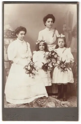 Fotografie Emil Sutter, Kempten, Sonnenstrasse 72, Porträt von zwei Damen und zwei Mädchen mit Blumen, Kommunion