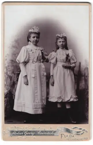 Fotografie Georg Reinecke, Fulda, Petersgasse 150, Zwei Mädchen in festlicher Kommunions Kleidung