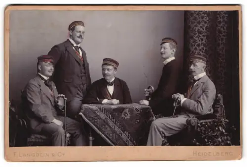 Fotografie F. Langbein & Co., Heidelberg, Hauptstrasse 113a, Gruppe von Studenten in traditionellen Mützen, Koloriert