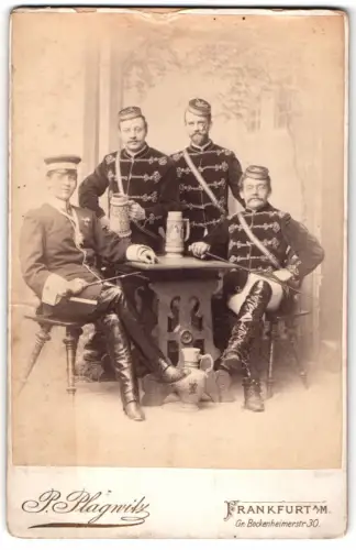 Fotografie P. Plagwitz, Frankfurt am Main, Grosse Bockenheimer Str. 30, Gruppenporträt von vier Studenten im vollen Wichs