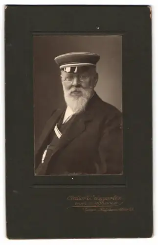 Fotografie Atelier Weingarten, Essen, Kaiserstrasse 26, Porträt eines älteren Studenten mit Couleur