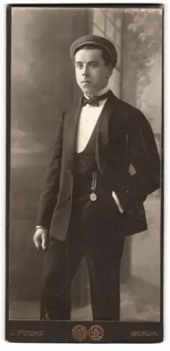 Fotografie J. Fuchs, Berlin, N. Friedrichstr. 108, Porträt eines eleganten Studenten im Anzug mit Zipfel