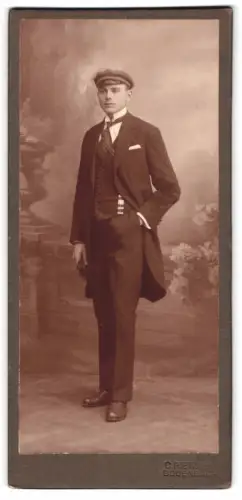 Fotografie C. Pietzner, Bodenbach, eleganter Herr junger Student im Anzug mit Zipfel