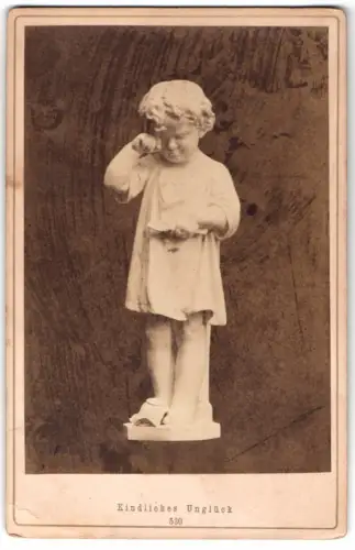 Fotografie unbekannter Fotograf und Ort, Statue: Kindliches Unglück