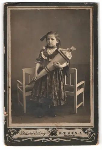 Fotografie Richard Jähnig, Dresden, Marienstr. 12, Porträt eines Mädchens mit Schultüte