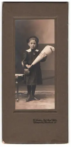 Fotografie G. Seeber, Chemnitz, Theaterstrasse 22, Kind mit Schultüte / Zuckertüte zum Schulanfang