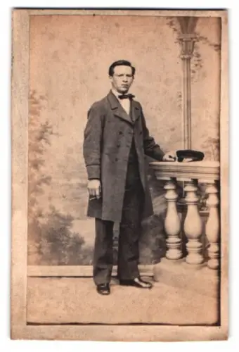 Fotografie Robert Habler, Ort unbekannt, eleganter Herr im Anzug