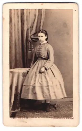 Fotografie Lamche, Gnadenfeld, Mädchen im eleganten Reifrock Kleid