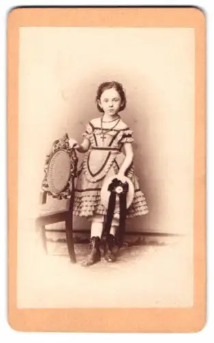 Fotografie J. F. Stiehm, Berlin, Markgrafen Str. 40, Porträt eines jungen Mädchens mit Stuhl