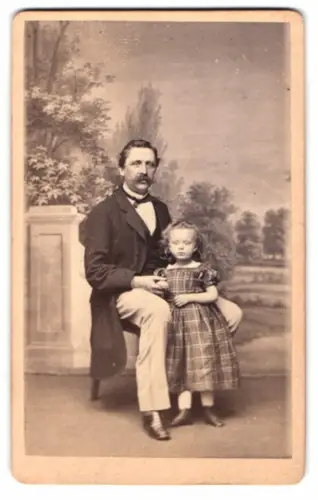 Fotografie Herm. Pfeiler, Frankfurt a.O., Gr Scharrn Str. 81, Vater mit seiner Tochter vor einer Studiokulisse