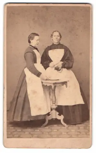 Fotografie A. Rossberg, Nossen, Am Markt, Zwei Dienstmägde / Hausfrauen in Kleidern mit Schürze