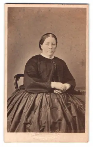 Fotografie unbekannter Fotograf und Ort, Porträt einer sitzenden Dame in elegantem Kleid