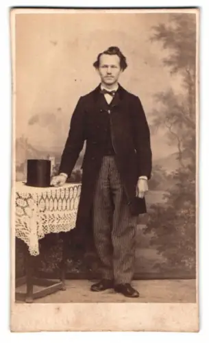 Fotografie unbekannter Fotograf und Ort, Eleganter Herr mit Zylinder