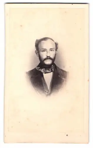 Fotografie unbekannter Fotograf und Ort, Porträt eines Herrn mit elegantem Bart