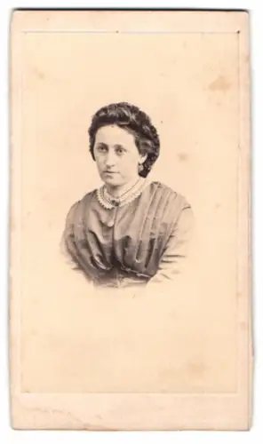 Fotografie unbekannter Fotograf und Ort, Porträt einer Frau mit Perlenkette