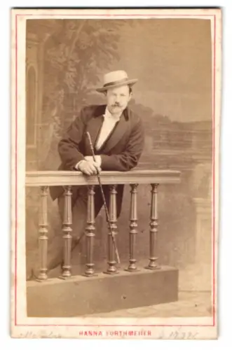 Fotografie Hanna Forthmeiier, Helsingborg, Eleganter Herr mit Stock vor einer Studiokulisse