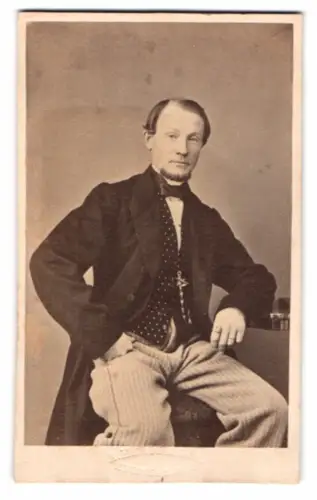 Fotografie Fotograf unbekannt, Hannover, Georgstrasse 29, Eleganter Herr im Anzug