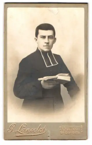 Fotografie G. Lancelot, St. Chaumont, 36 Gemoets, Porträt eines Geistlichen mit Beffchen