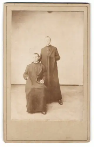 Fotografie unbekannter Fotograf und Ort, Zwei Geistliche in langen Gewändern
