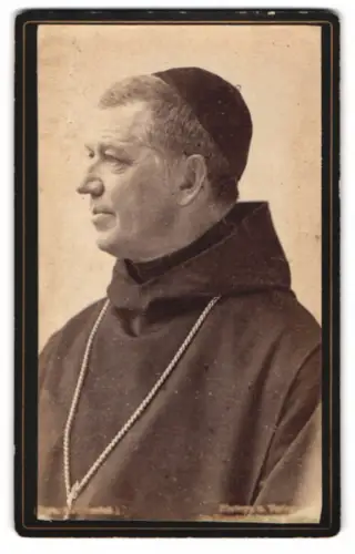 Fotografie unbekannter Fotograf und Ort, Porträt eines Geistlichen im Profil, 1890