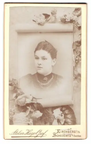 Fotografie Hugo Graf, Kirchberg i. Sa., junge Frau in Blumenrahmen