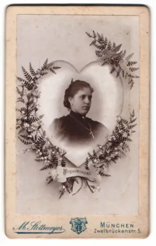 Fotografie M. Stettmeyer, München, Zweibrückenstr. 5, Porträt einer Dame in Herzrahmen
