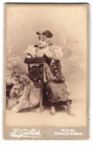 Fotografie L. Grillich, Wien, Währing Hauptstrasse 17, Dame in eleganter Garderobe Kostüm zum Fasching