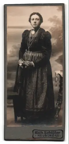 Fotografie Rich. Schlüter, Neuburg a/D, Stehende Frau in traditioneller Tracht