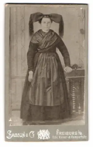 Fotografie Samson & Co., Freiburg i. B., Ecke Kaiser- & Rempartstr., Frau in traditioneller Tracht