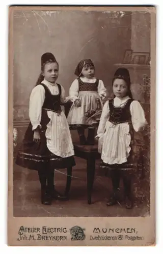 Fotografie H. Dreykorn, München, Zweibrückenstrasse 81, drei niedliche Kinder in Tracht