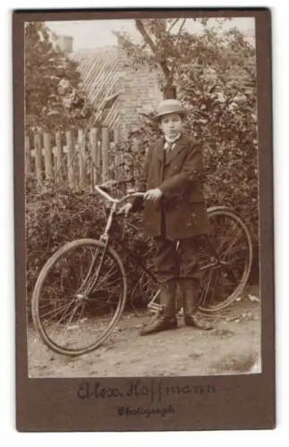 Fotografie Alex. Hoffmann, Gernrode i. Harz, Bergstrasse 14 I, Junge mit seinem Fahrrad