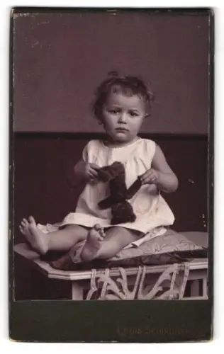 Fotografie Louis Schindhelm, Ebersbach i. Sa., Kleinkind mit Teddybär