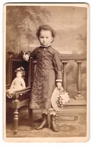 Fotografie Wilh. Schiller, Frankfurt a/M., Bleichstrasse Ecke der Krögerstrasse 22, Mädchen mit Puppe