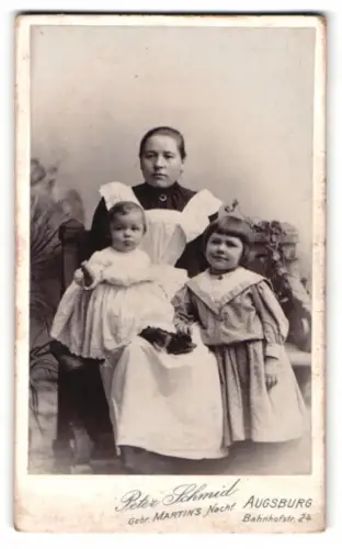 Fotografie Peter Schmid, Augsburg, Bahnhofstrasse 24, Amme / Kindermädchen mit zwei kleinen Kindern