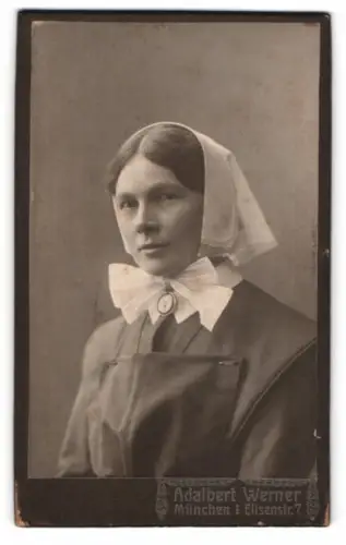 Fotografie Adalbert Werner, München, Elisenstr. 7, Porträt einer Krankenschwester des Roten Kreuz in Uniform