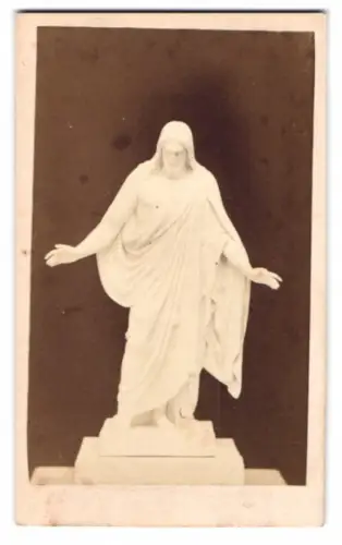 Fotografie unbekannter Fotograf und Ort, Marmorskulptur eines stehenden Christus