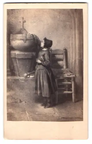 Fotografie unbekannter Fotograf und Ort, Mädchen in Kirche neben Taufbecken
