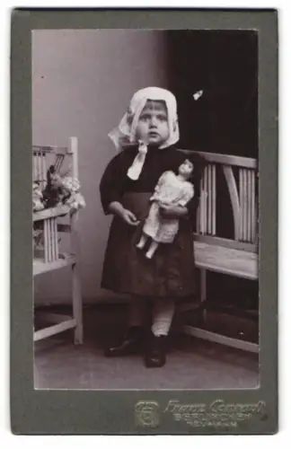 Fotografie Franz Conrad, Berlinchen / Neumark, Kleines Mädchen mit Puppe im Arm