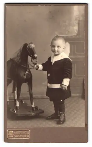 Fotografie A. Wertheim, Berlin, Rosenthalerstr., Kind mit Spielzeugpferd